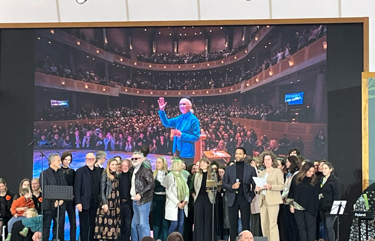 Unter Cesár Sampsons Leitung sangen die meisten gemeinsam Michael Jacksons 