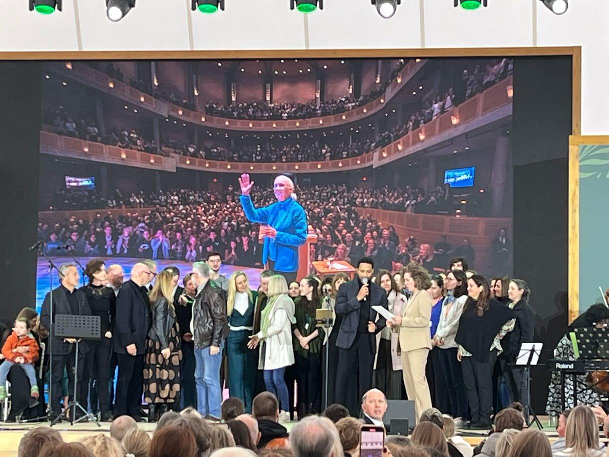 Unter Cesár Sampsons Leitung sangen die meisten gemeinsam Michael Jacksons "Heal the World"