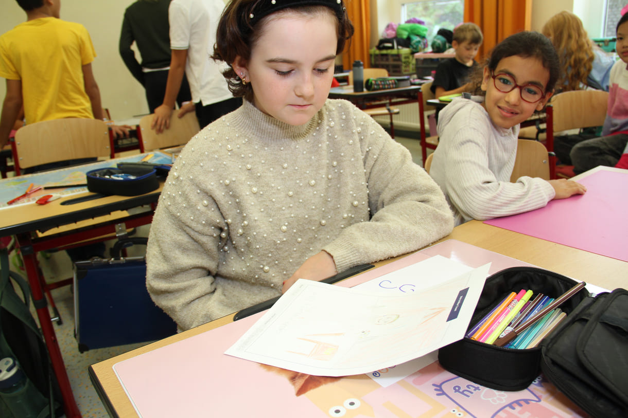 Volksschulkinder malen ihren jeweils größten Traum - und das für einen guten Zweck