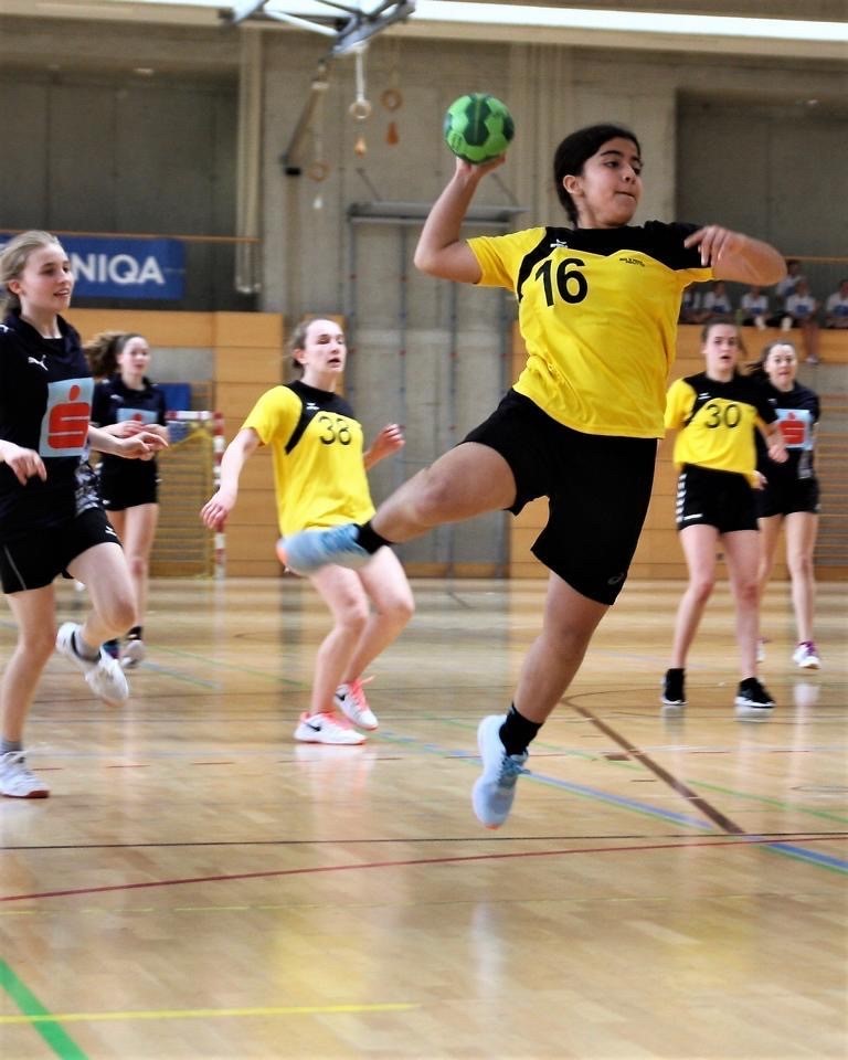 Helin Ağırdan als Handballspielerin