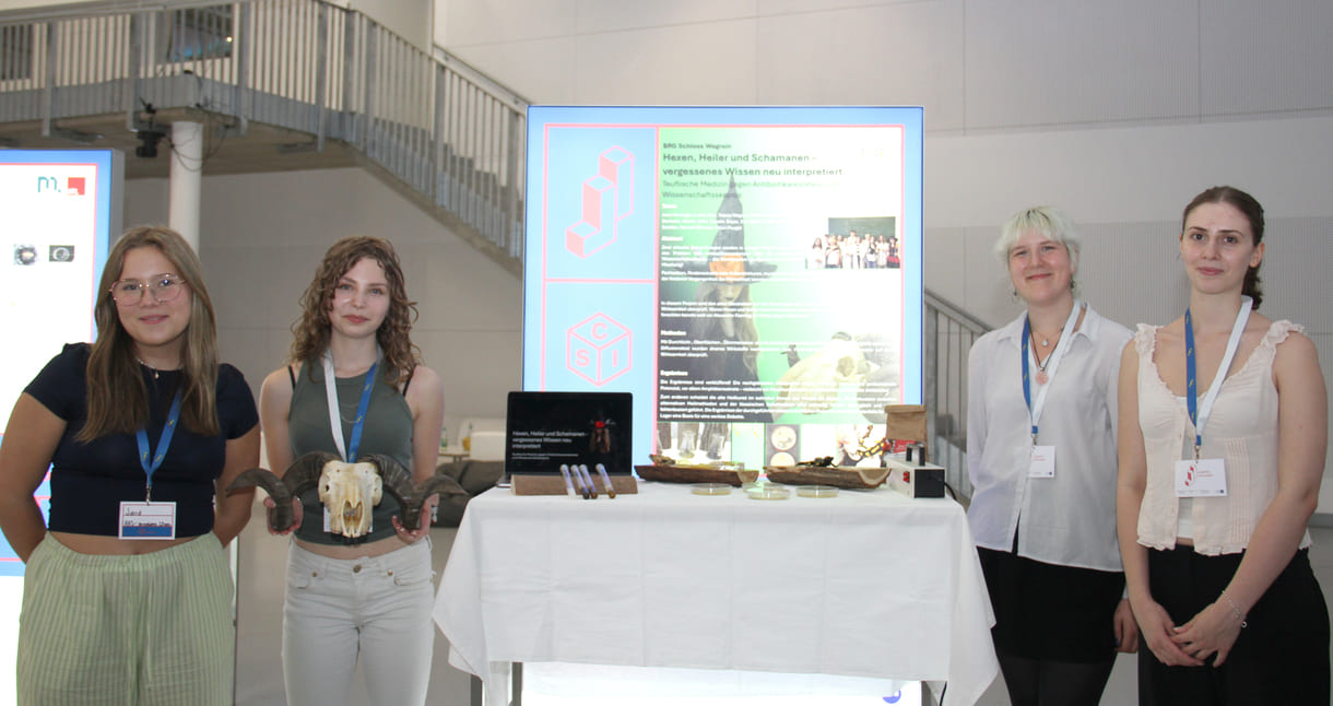 Hannah Strasser, Julia Schiller, Eva Waldl und Marlene Sageder erklären KiJuKU ihr Projekt 