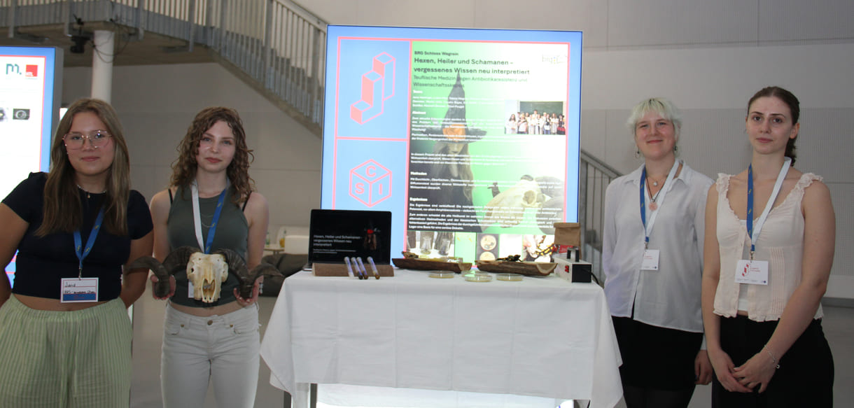 Hannah Strasser, Julia Schiller, Eva Waldl und Marlene Sageder erklären KiJuKU ihr Projekt 