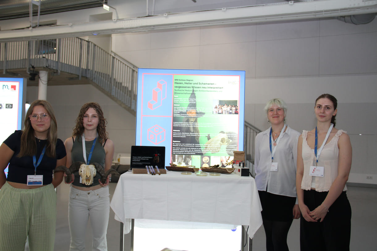 Hannah Strasser, Julia Schiller, Eva Waldl und Marlene Sageder erklären KiJuKU ihr Projekt 