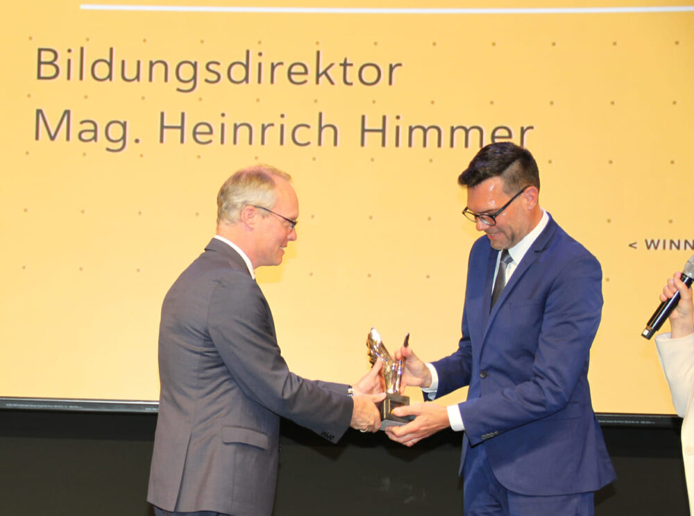 Alexander Biach überreicht Heinrich Himmer den Merkur für den Absolventen des Jahres