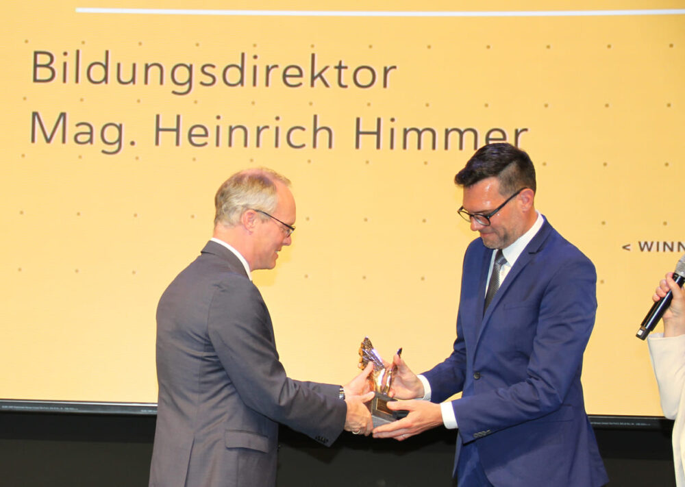 Alexander Biach überreicht Heinrich Himmer den Merkur für den Absolventen des Jahres