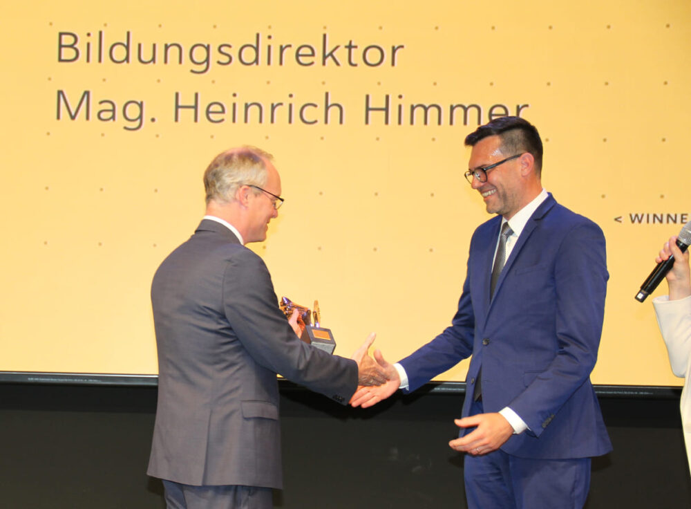 Alexander Biach gratuliert Heinrich Himmer, Absolvent des Jahres