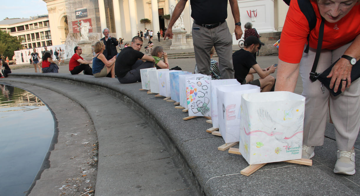 Laternen mit bemalten Papieren von Schüler:innen aus Hiroshima