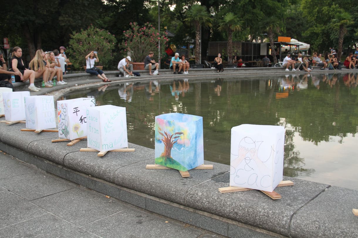 Laternen mit bemalten Papieren von Schüler:innen aus Hiroshima