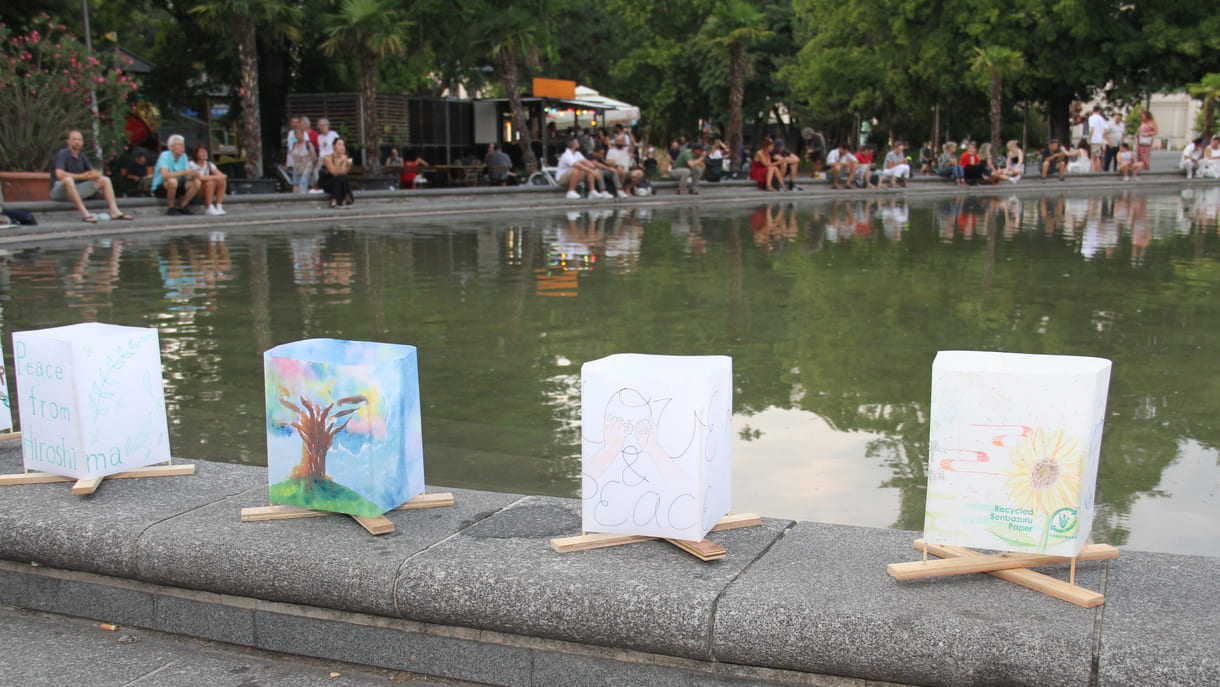 Laternen mit bemalten Papieren von Schüler:innen aus Hiroshima