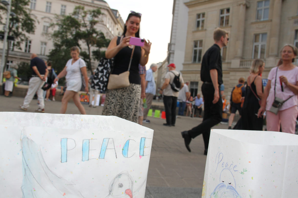 Laternen mit bemalten Papieren von Schüler:innen aus Hiroshima