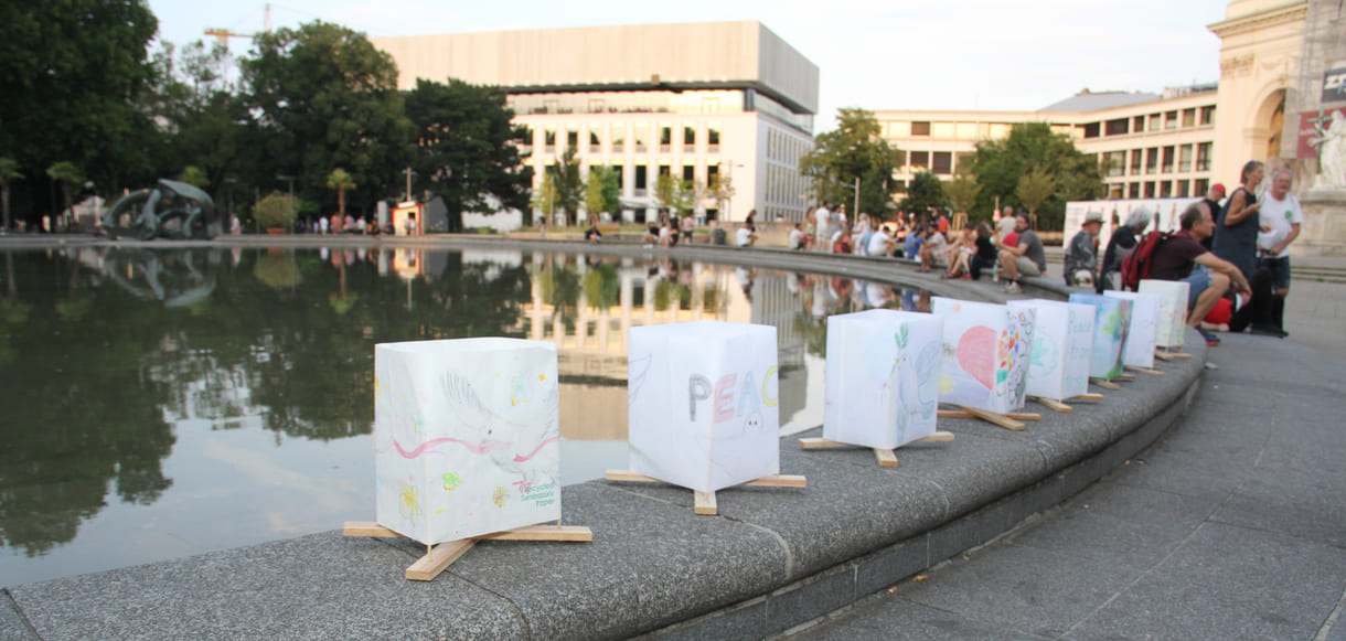 Laternen mit bemalten Papieren von Schüler:innen aus Hiroshima