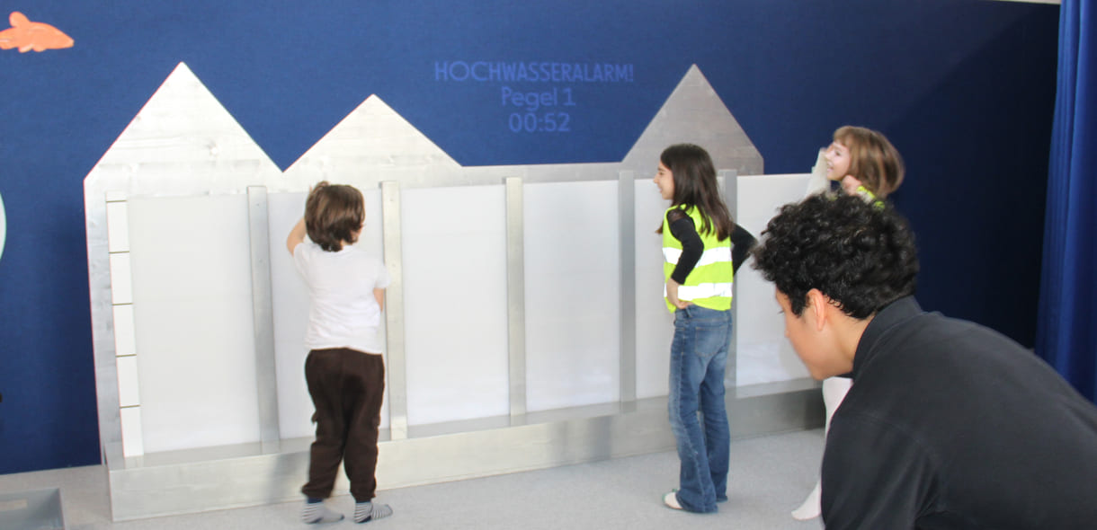 Kinder bauen einen mobilen Hochwasserschutz