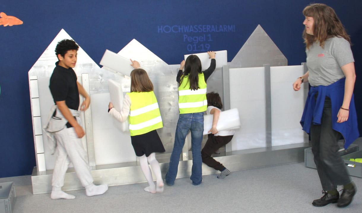 Kinder bauen einen mobilen Hochwasserschutz