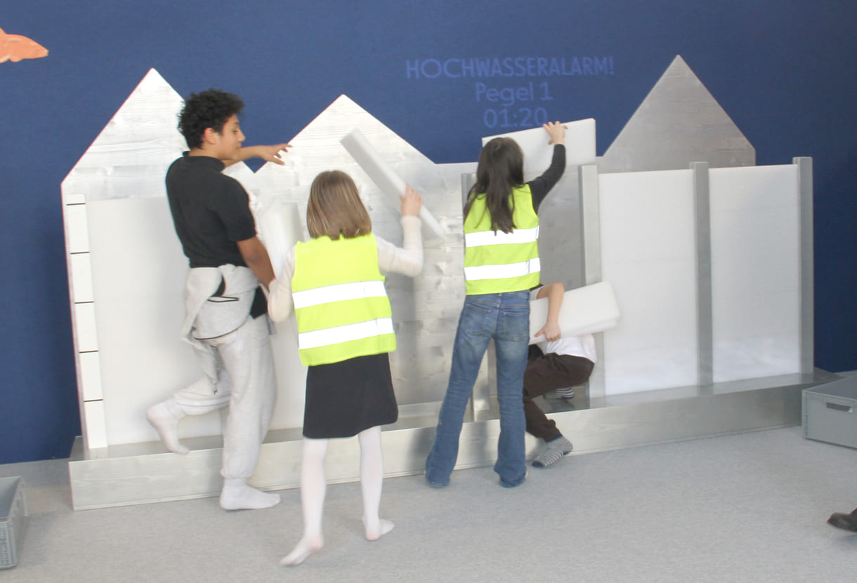Kinder bauen einen mobilen Hochwasserschutz