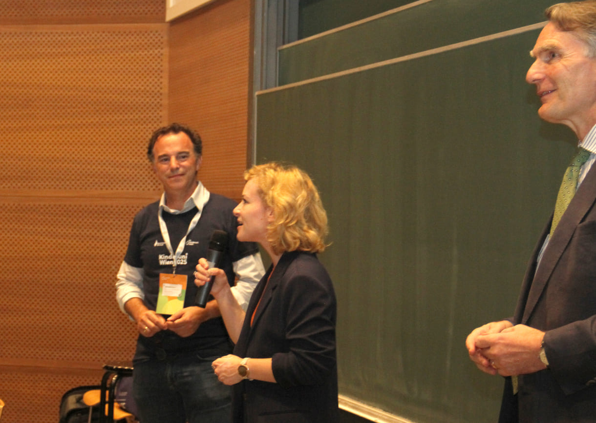 Hoher Besuch im Hörsaal - neben dem Quantenphysiker Markus Aspelmeyer die Wissenschaftsministerin Eva-Maria Holzleitner, Uni-wien-Rektor Sebastian Schütze, Sponsprvertreter Enver Siručić und ganz rechts außen nur teils zu sehen Karoline Iber, Ober-organisatorin der Kinderuni wien - von Anbeginn an