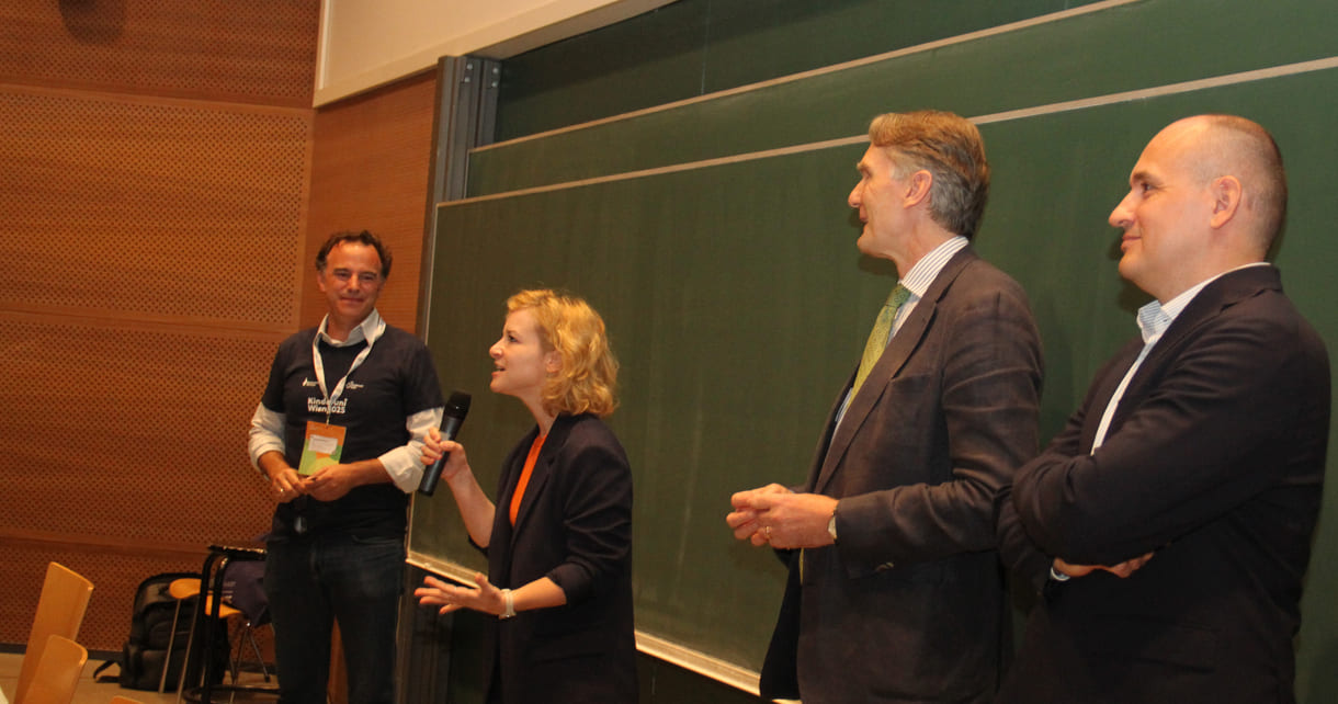Hoher Besuch im Hörsaal - neben dem Quantenphysiker Markus Aspelmeyer die Wissenschaftsministerin Eva-Maria Holzleitner, Uni-wien-Rektor Sebastian Schütze, Sponsprvertreter Enver Siručić und ganz rechts außen nur teils zu sehen Karoline Iber, Ober-organisatorin der Kinderuni wien - von Anbeginn an
