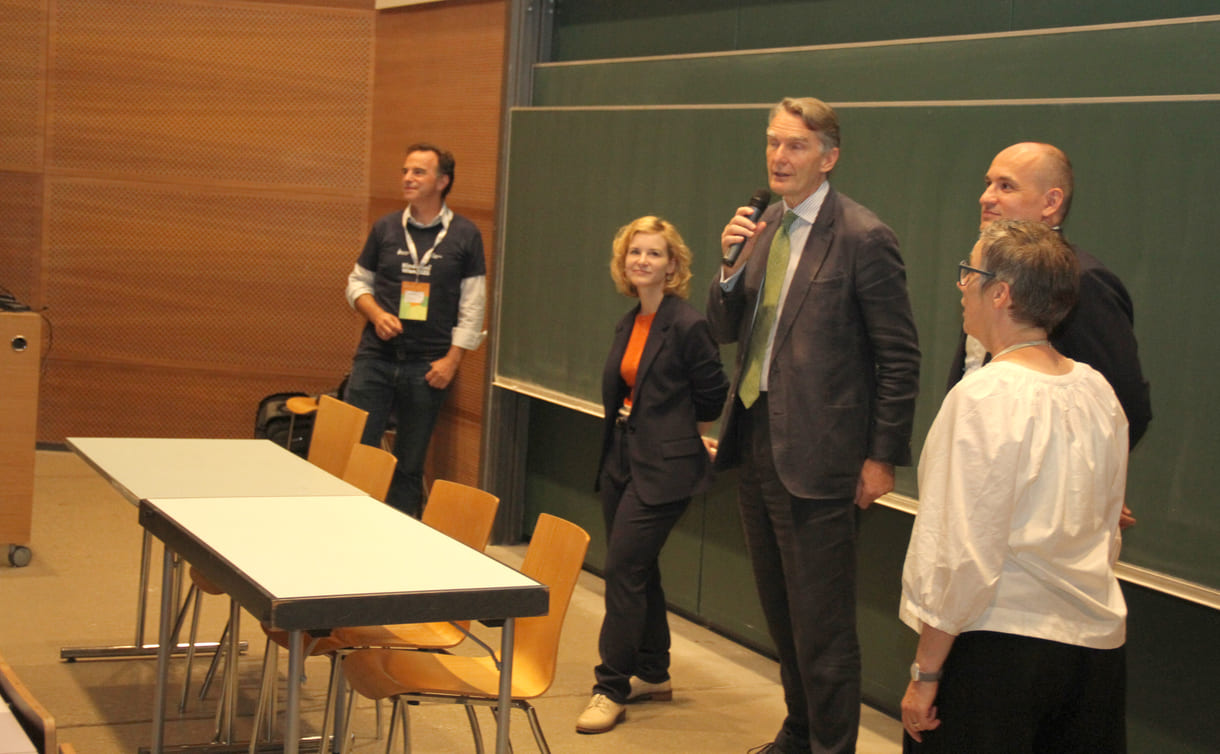 Hoher Besuch im Hörsaal - neben dem Quantenphysiker Markus Aspelmeyer die Wissenschaftsministerin Eva-Maria Holzleitner, Uni-wien-Rektor Sebastian Schütze, Sponsprvertreter Enver Siručić und ganz rechts außen nur teils zu sehen Karoline Iber, Ober-organisatorin der Kinderuni wien - von Anbeginn an