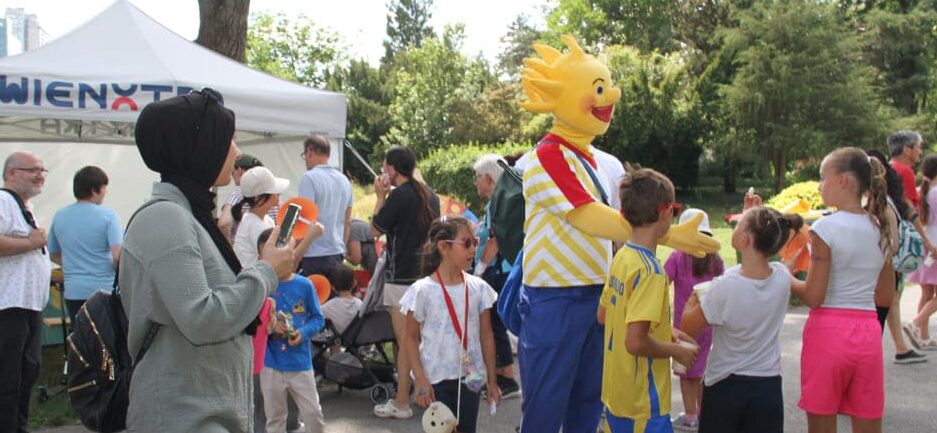 Holli wandert durchs Festgelände, begrüßt Besucher:innen, lässt sich immer wieder auch mit Kindern fotografieren