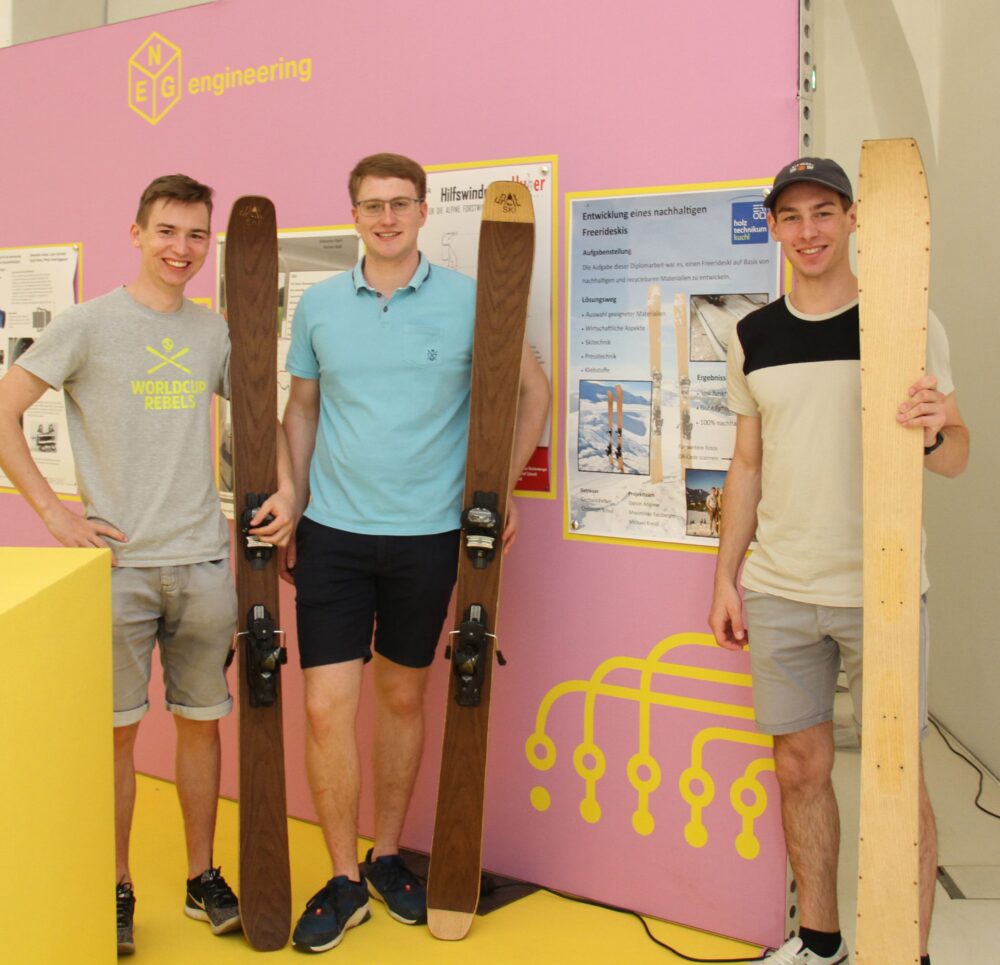 Michael Kreidl, Maximilian Falzberger und Daniel Angerer mit verschiedenen Versionen der von ihnen gebauten neuen Holzskier