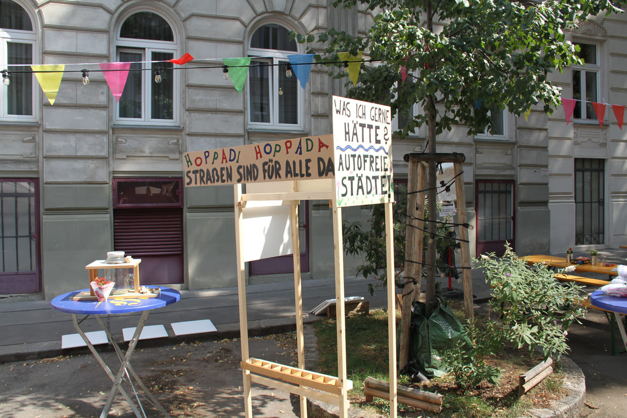 Holzgestell mit den Botschaften - Stadt für Menschen statt für Autos...