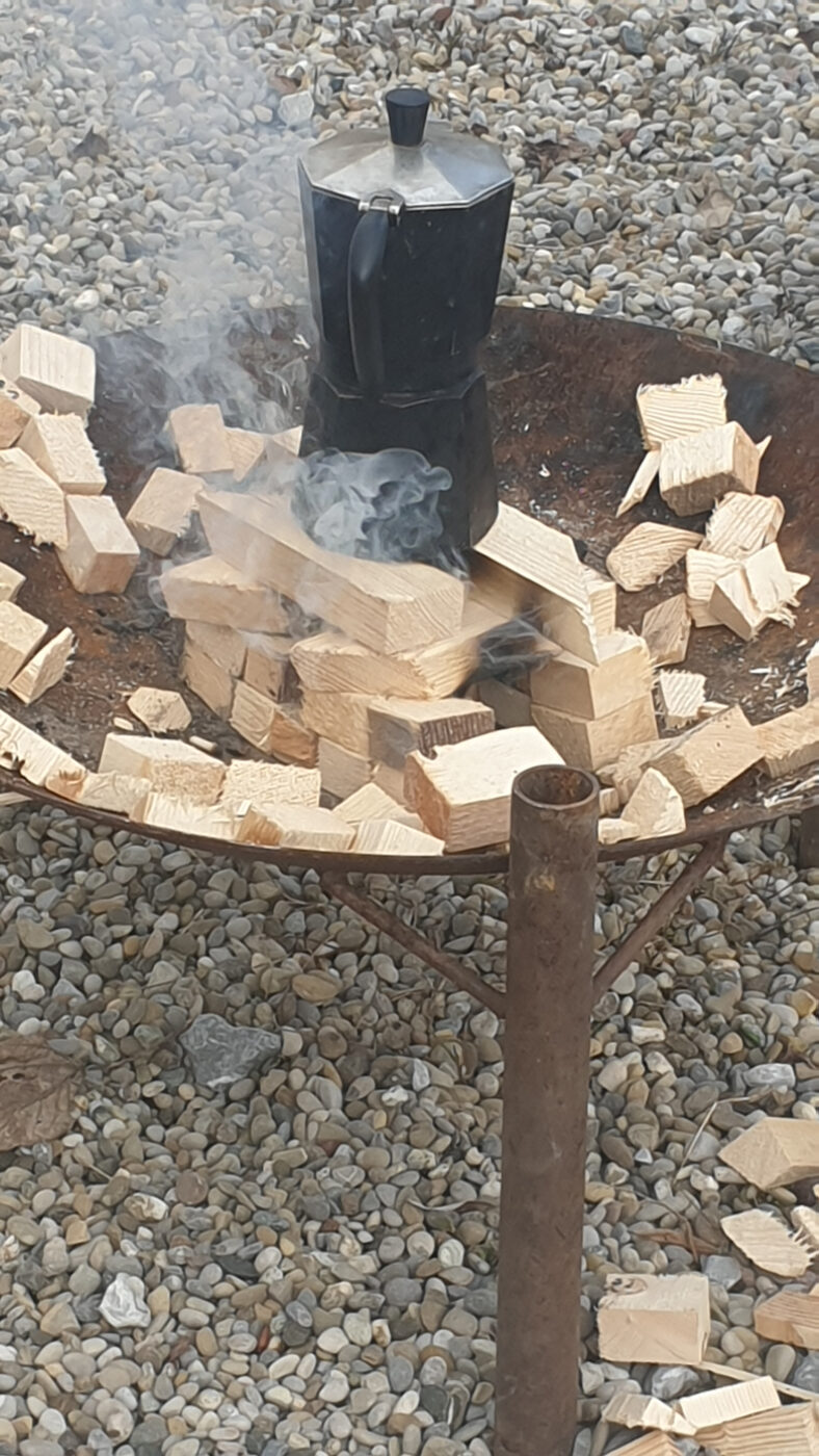 In der Metallschale ein Öfchen aus Holzscheiten