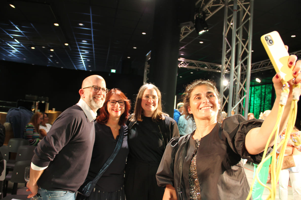 Neos-Gemeinderat Lukas Burian, Landesjugendreferentin Brigitte Bauer-Sebek, SPÖ-Gemeinderätin Marina Hanke und Jugendzentren-Geschäftsführerin Manuela Smertnik (beim Selfie)