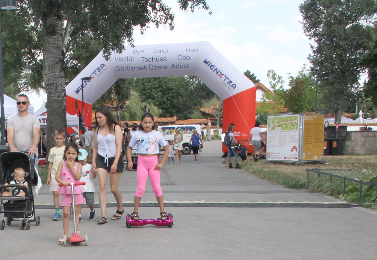Besucher:innen sind zu Fuß, mit Scooter, Rad, Rollstuhl, Kinderwagen - und mit Hoverboard unterwegs...