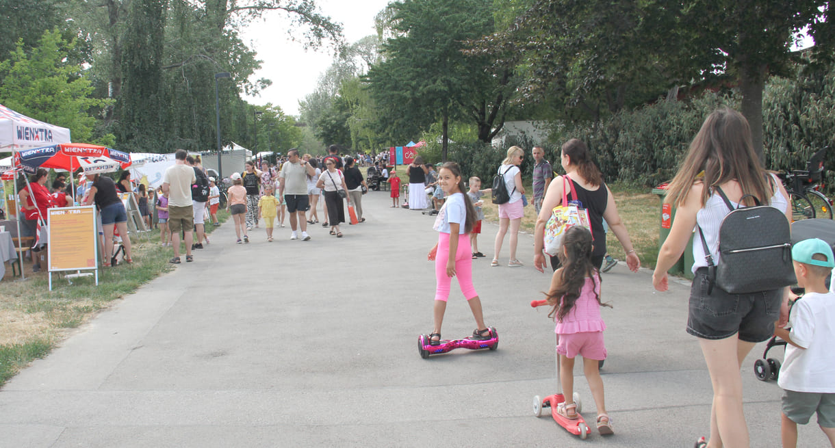 Besucher:innen sind zu Fuß, mit Scooter, Rad, Rollstuhl, Kinderwagen - und mit Hoverboard unterwegs...