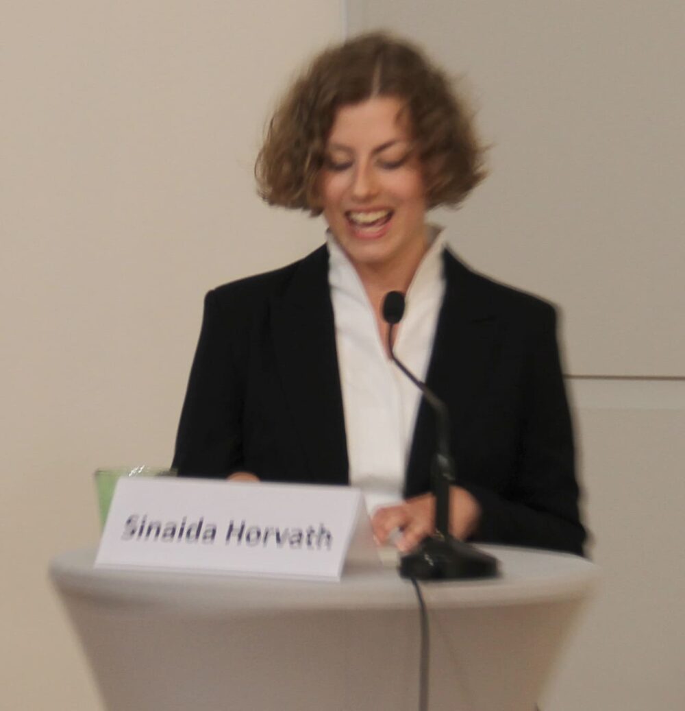 Sinaida Horvath von der ehrenamtlichen Jung-Jurist:innen-Gruppe, die viele Entscheidungen analysierte