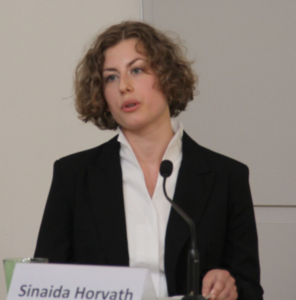 Sinaida Horvath von der ehrenamtlichen Jung-Jurist:innen-Gruppe, die viele Entscheidungen analysierte