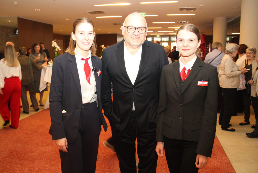 Der Hotel-Oberboss Michael Kröger mit den beiden Schülerinnen Katharina Weiss und Sarah Gross vom Leitungsteam des diesjährigen Theaterhotels