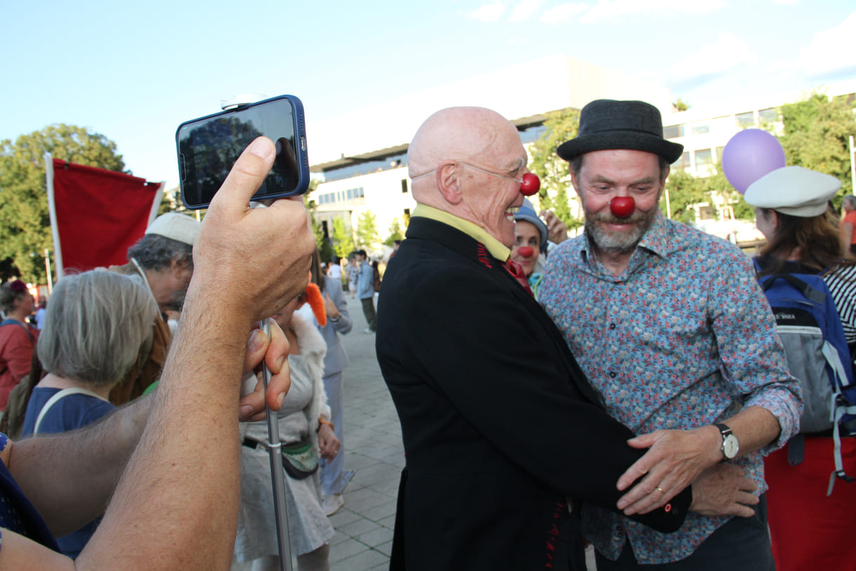 Einige der Clown:innen bei der Kundgebung vor der Wiener Karlskirche