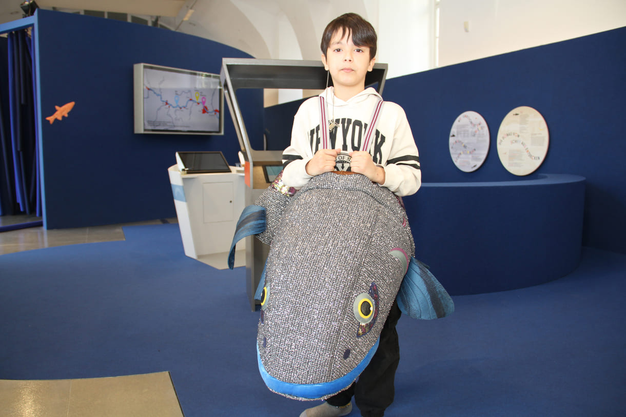Inad im Huchen-Kostüm im Stoffnudel-Strom