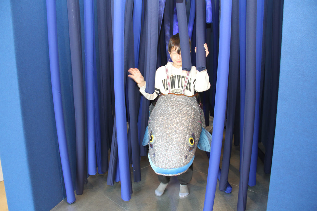 Inad im Huchen-Kostüm im Stoffnudel-Strom