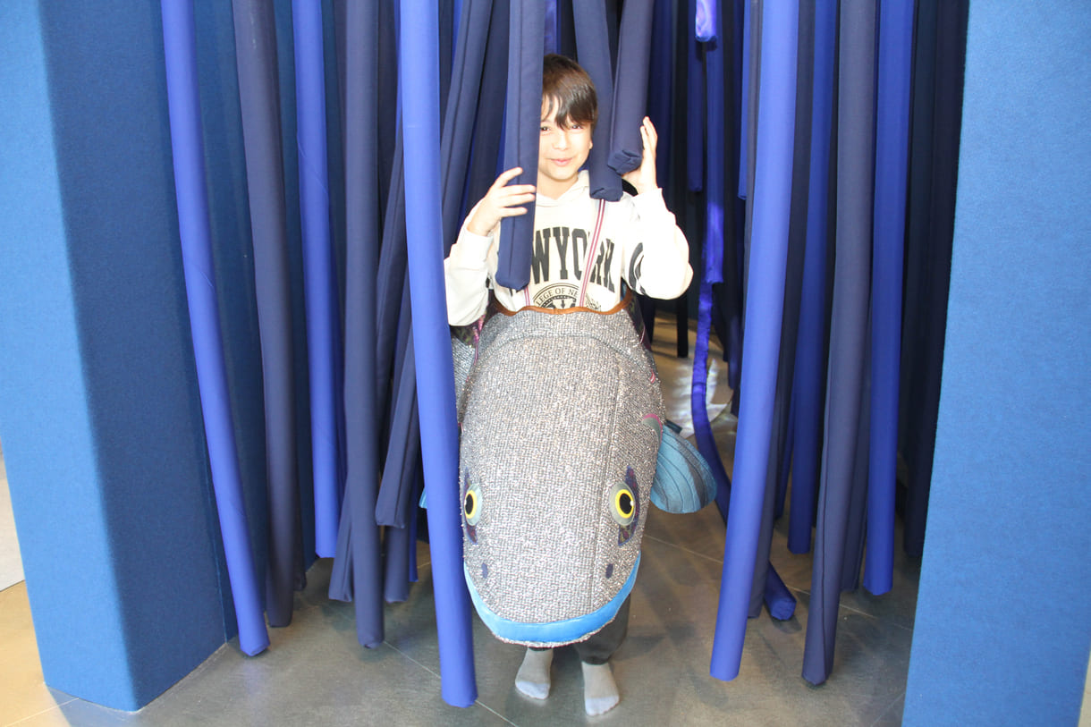 Inad im Huchen-Kostüm im Stoffnudel-Strom