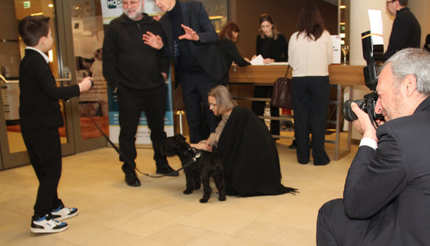 Attraktion für so manche Gäst:innen: Ein Hund, den ein junger Besucher an der Leine führte