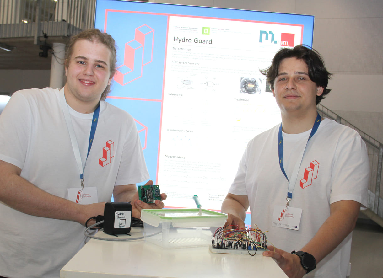 Robin Luger und Nils Moosbrunner zeigen das elektronische Innenleben ihres 