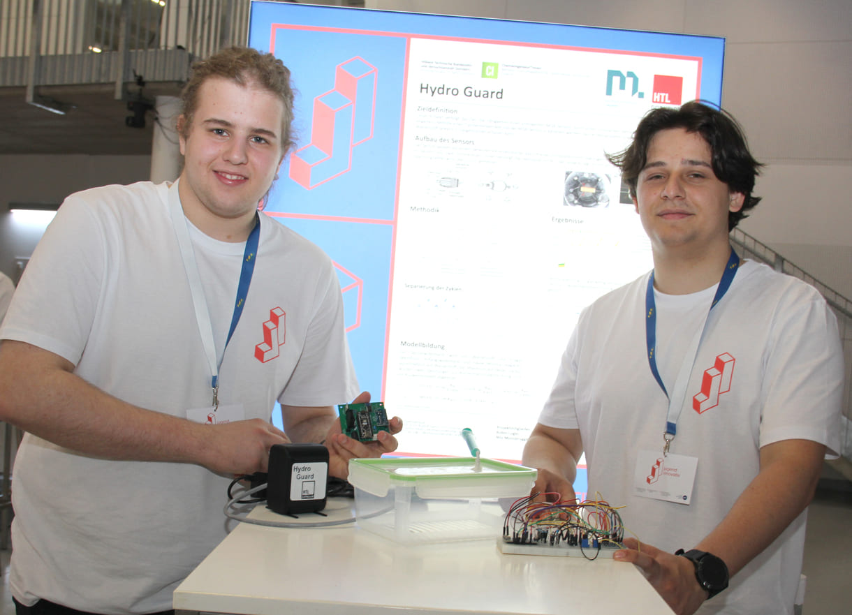 Robin Luger und Nils Moosbrunner zeigen das elektronische Innenleben ihres 