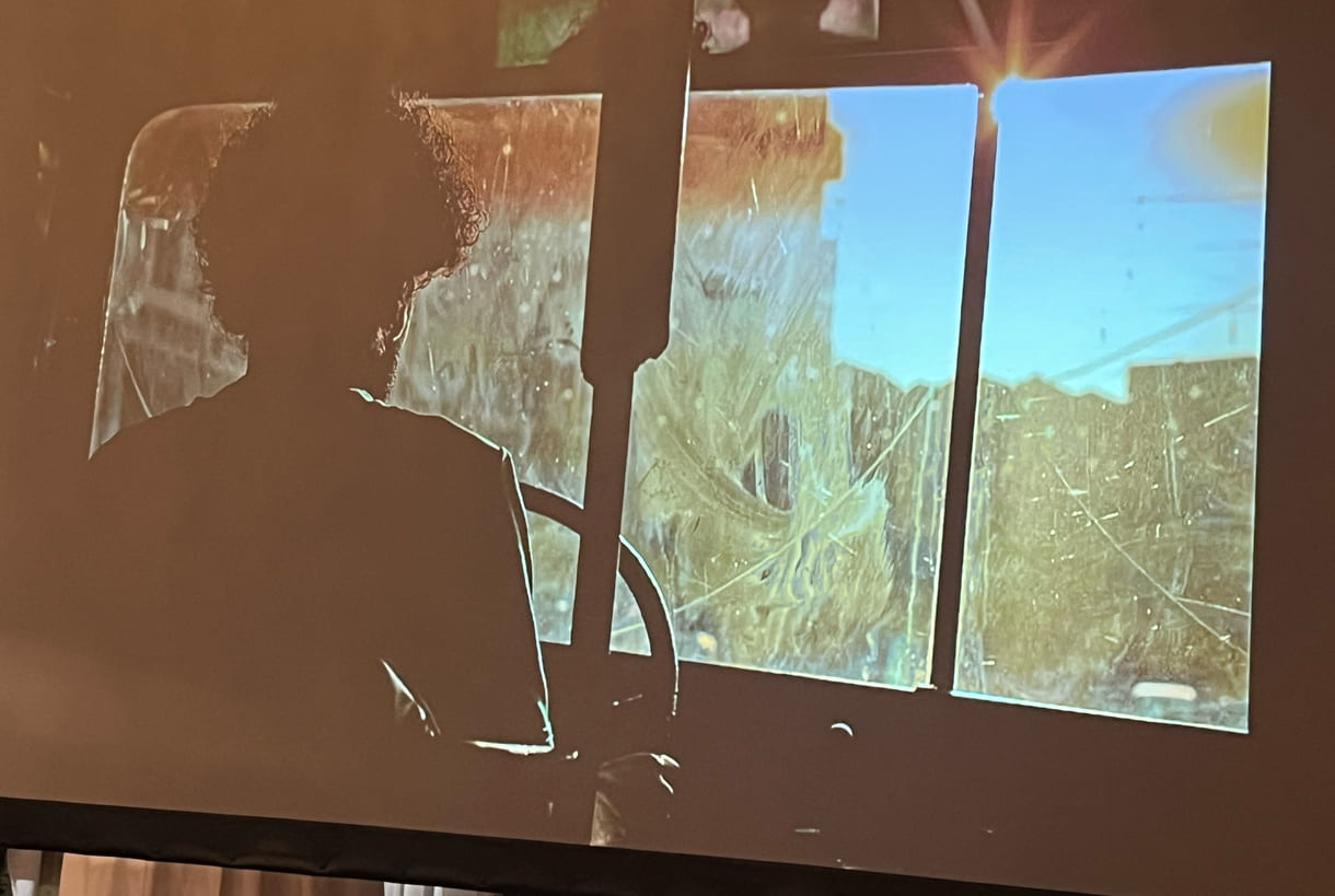 Foto von der Projektion von Fotos des Gewinners Diego Ibarra Sánchez