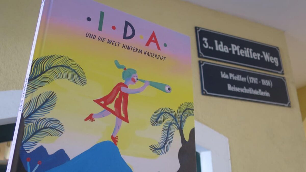 Das Bilderbuch über Ida Pfeffier und Straßenschilder eines Kürzest-Wegs, der nach der Reiseschriftstellerin benannt ist