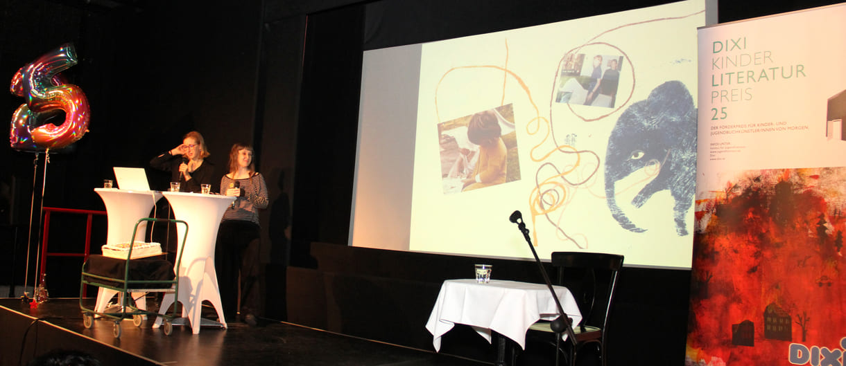 Jurorin Verena Weigl im Gespräch mit Judith Vrba, die die kranke Illustrations-Preisträgerin Patricia Floch vertrat