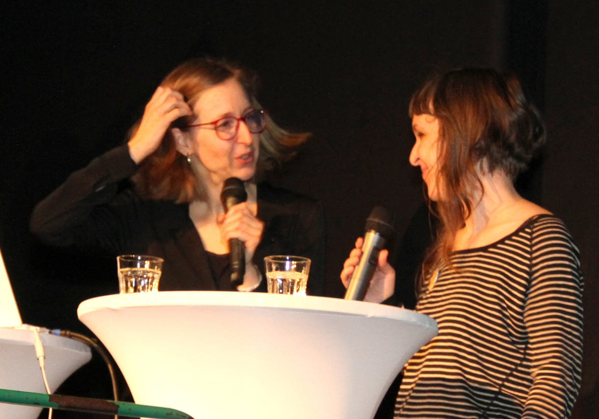 Jurorin Verena Weigl im Gespräch mit Judith Vrba, die die kranke Illustrations-Preisträgerin Patricia Floch vertrat