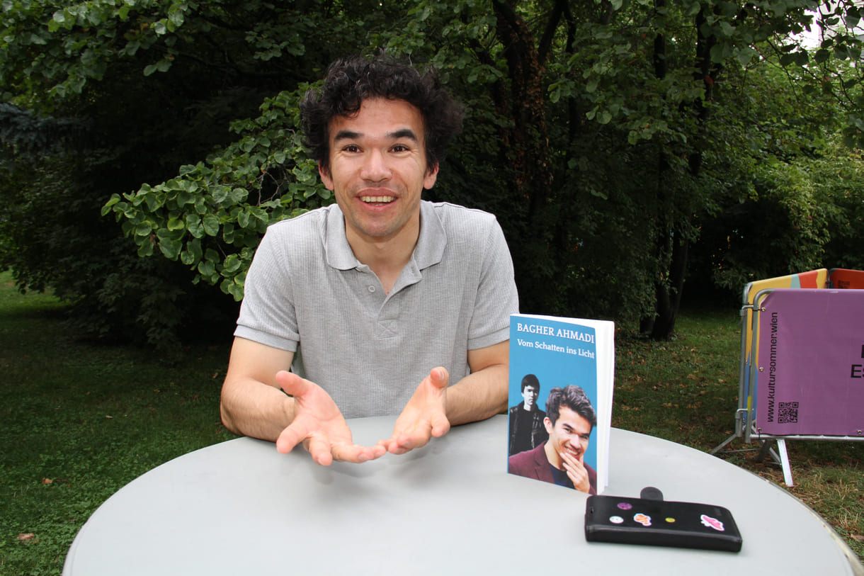 Bagher Ahmadi mit seinem Buch