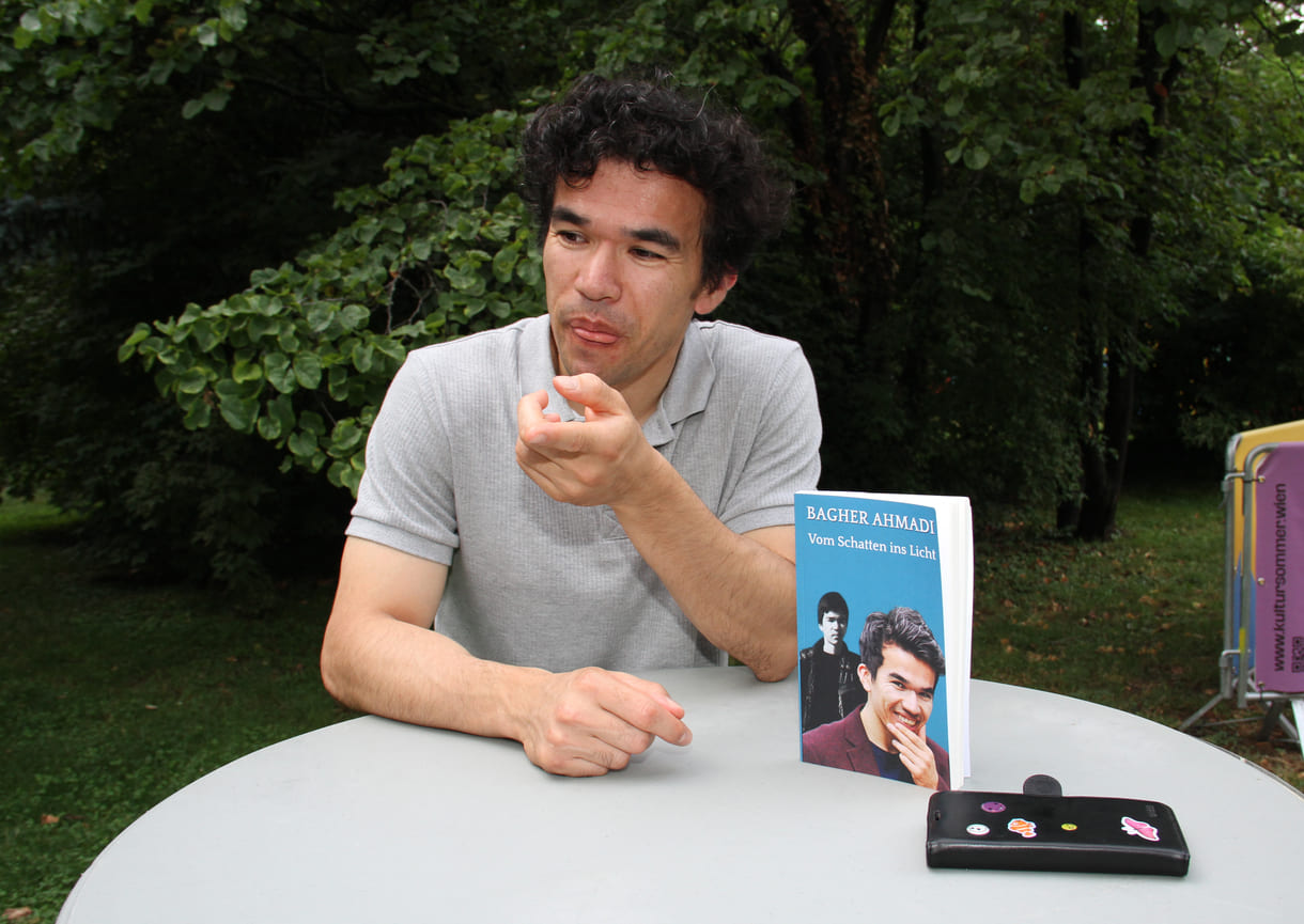 Bagher Ahmadi mit seinem Buch