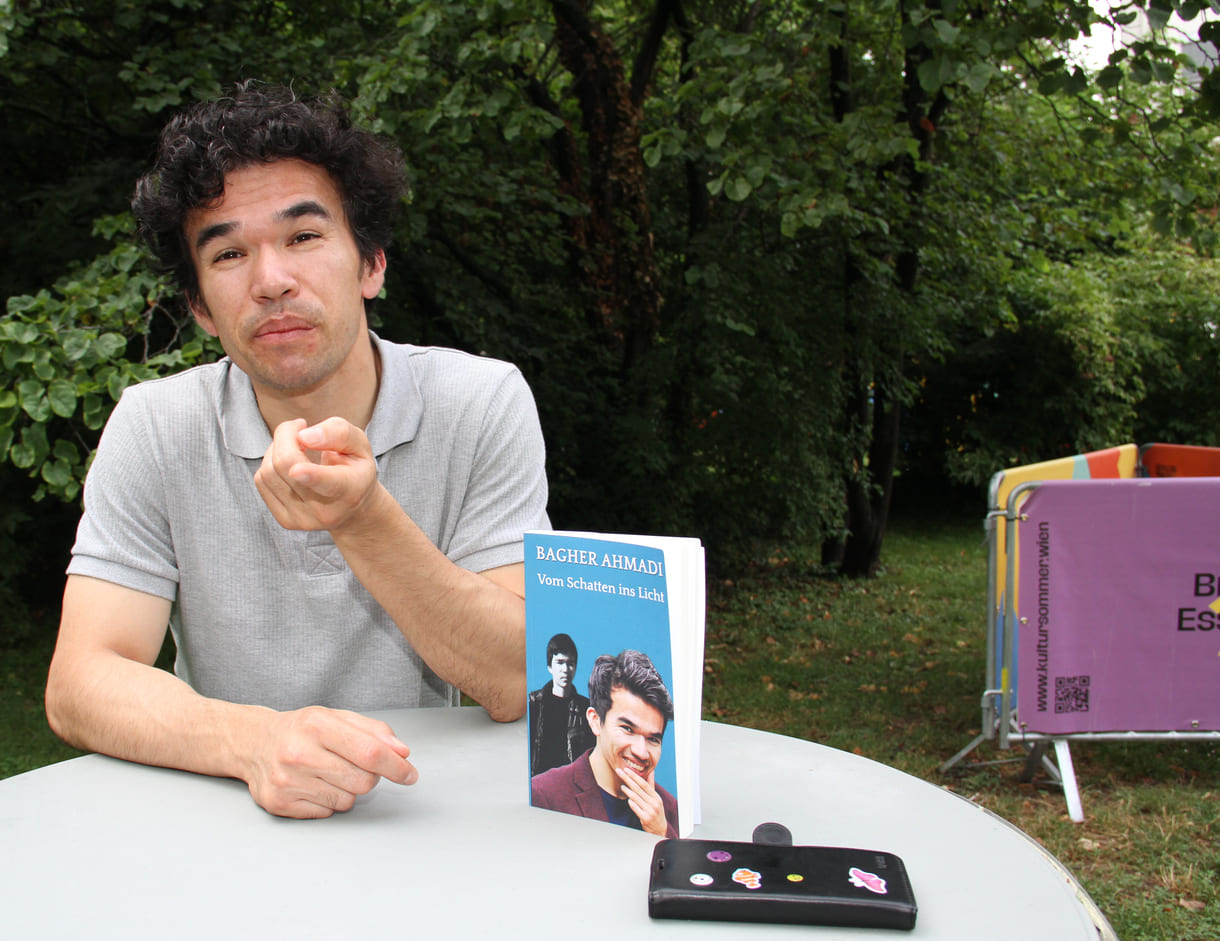 Bagher Ahmadi mit seinem Buch