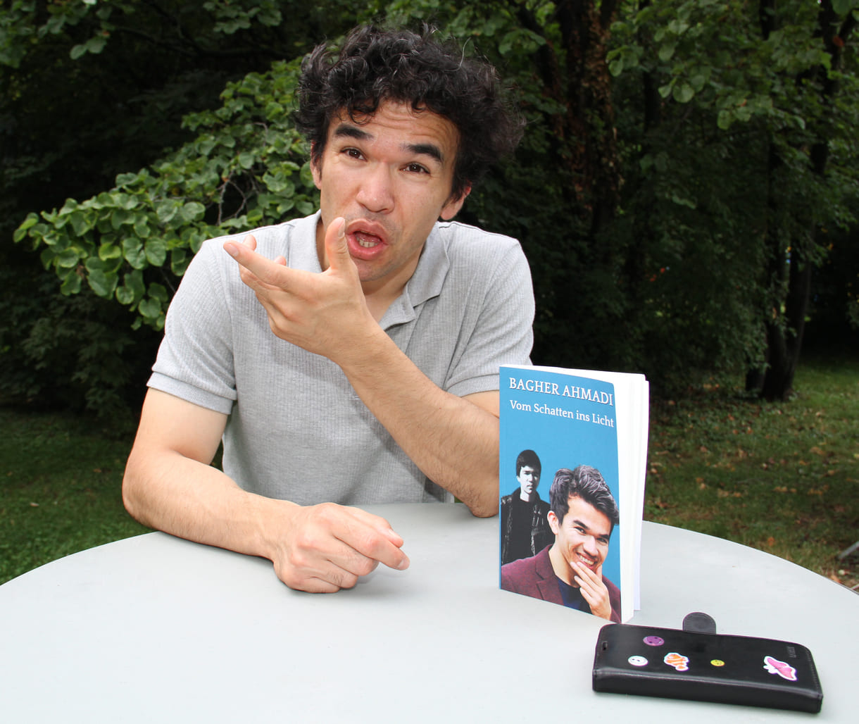 Bagher Ahmadi mit seinem Buch