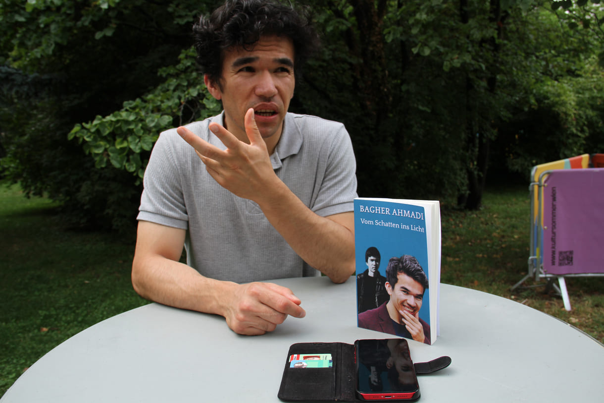 Bagher Ahmadi mit seinem Buch