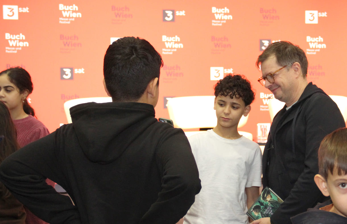 So manche der Jugendlichen wollten auch nach der Lesung einiges vom Autor wissen