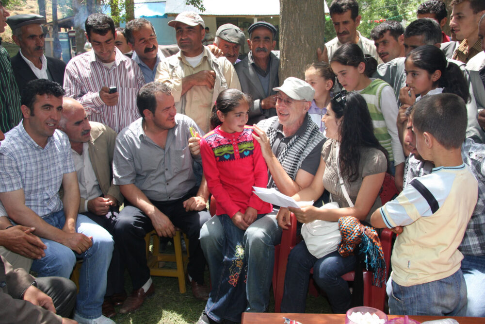 Willi Resetarits im Kurd:innengebeit in der Südost-türkei, Juni 2010