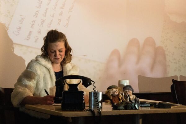 Szenenfoto aus "Fräulein Braun" von THEO - TheaterOrt für junges Publikum Peerchtoldsdorf